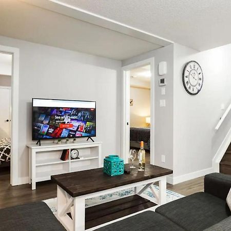 Modern Executive Suite I Complimentary Netflix & Parking! Эдмонтон Экстерьер фото