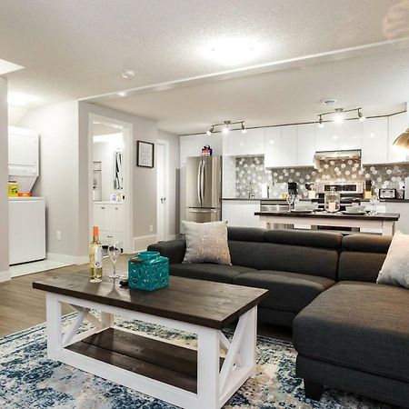 Modern Executive Suite I Complimentary Netflix & Parking! Эдмонтон Экстерьер фото