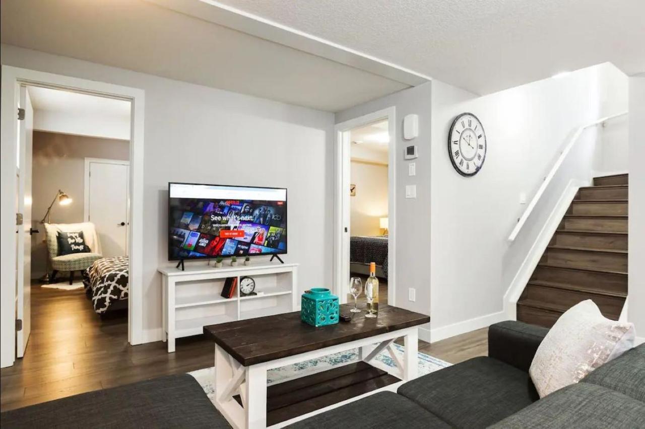 Modern Executive Suite I Complimentary Netflix & Parking! Эдмонтон Экстерьер фото