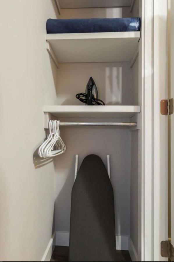 Modern Executive Suite I Complimentary Netflix & Parking! Эдмонтон Экстерьер фото