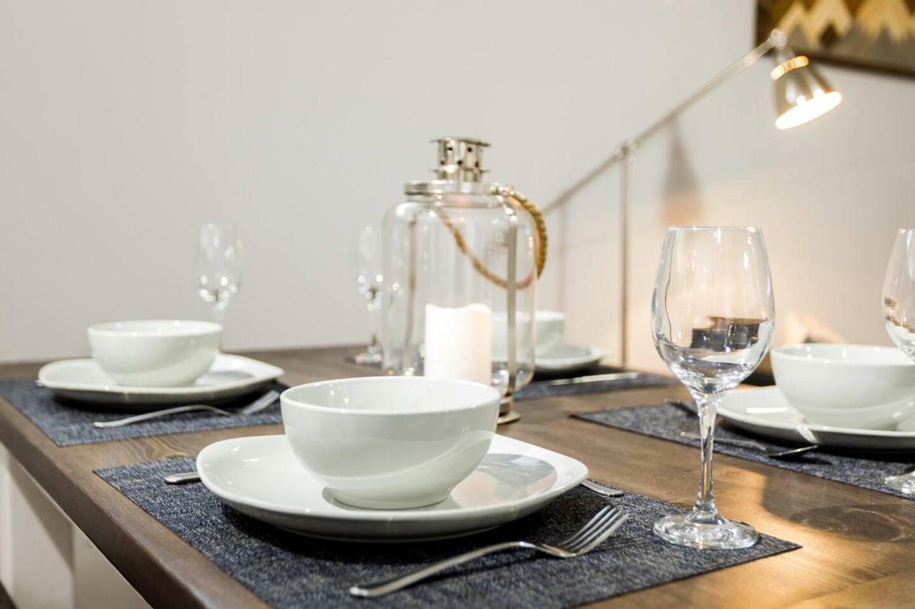 Modern Executive Suite I Complimentary Netflix & Parking! Эдмонтон Экстерьер фото