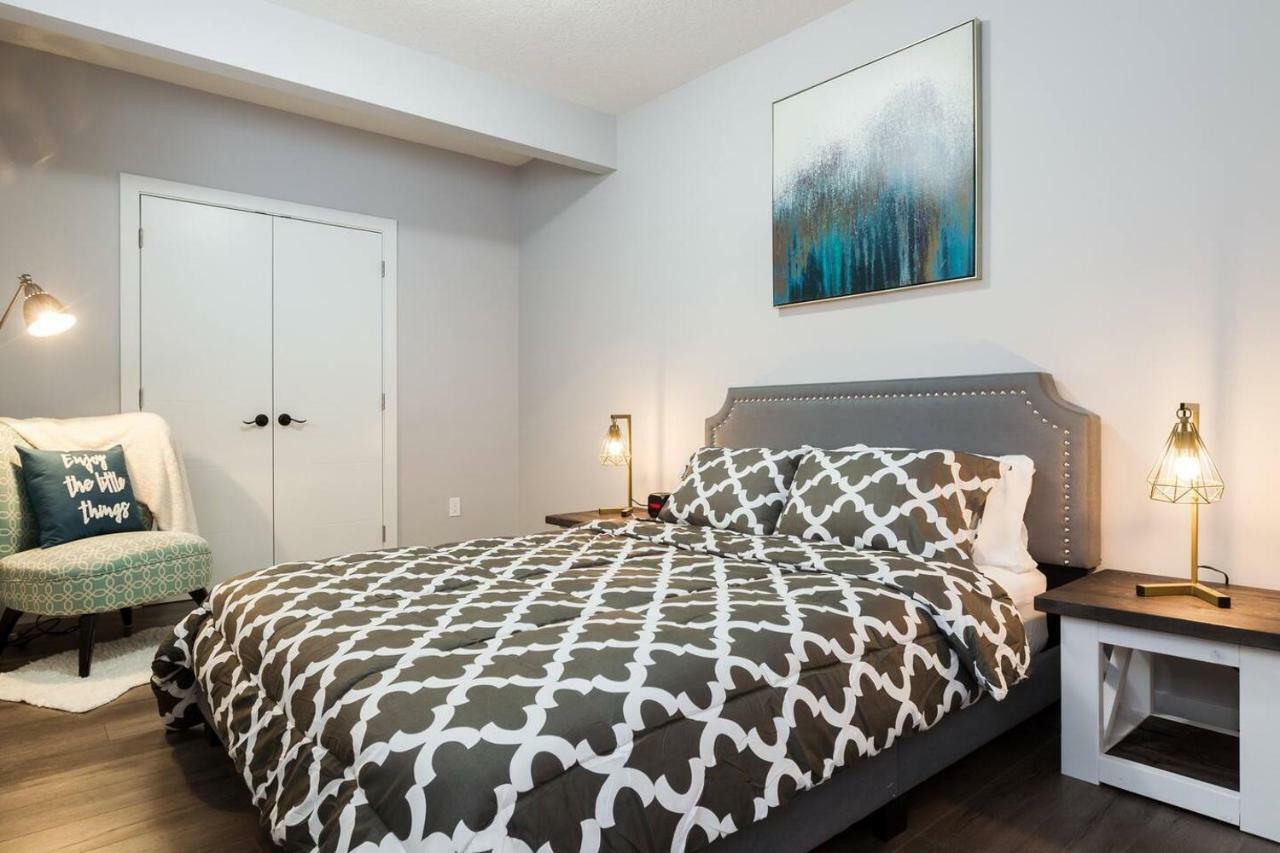 Modern Executive Suite I Complimentary Netflix & Parking! Эдмонтон Экстерьер фото