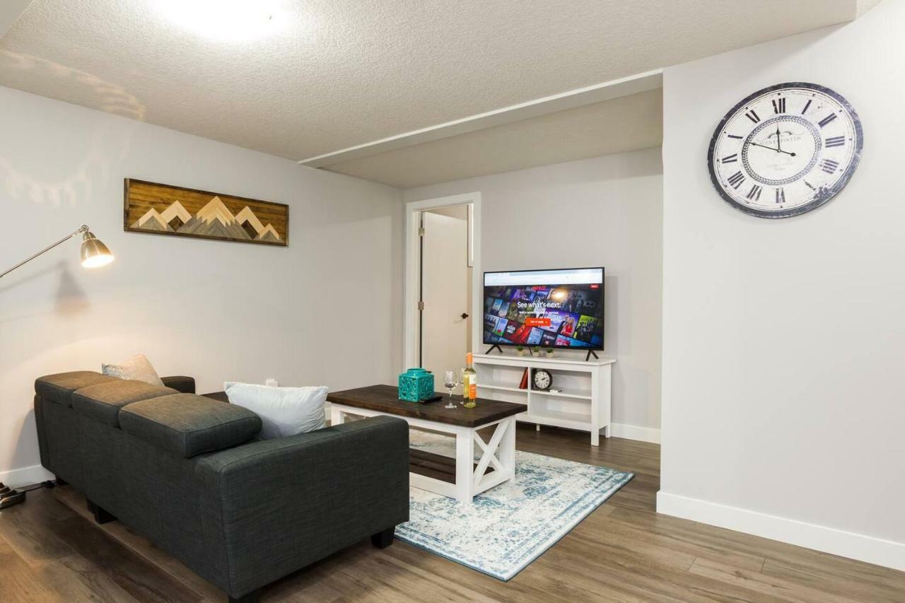 Modern Executive Suite I Complimentary Netflix & Parking! Эдмонтон Экстерьер фото