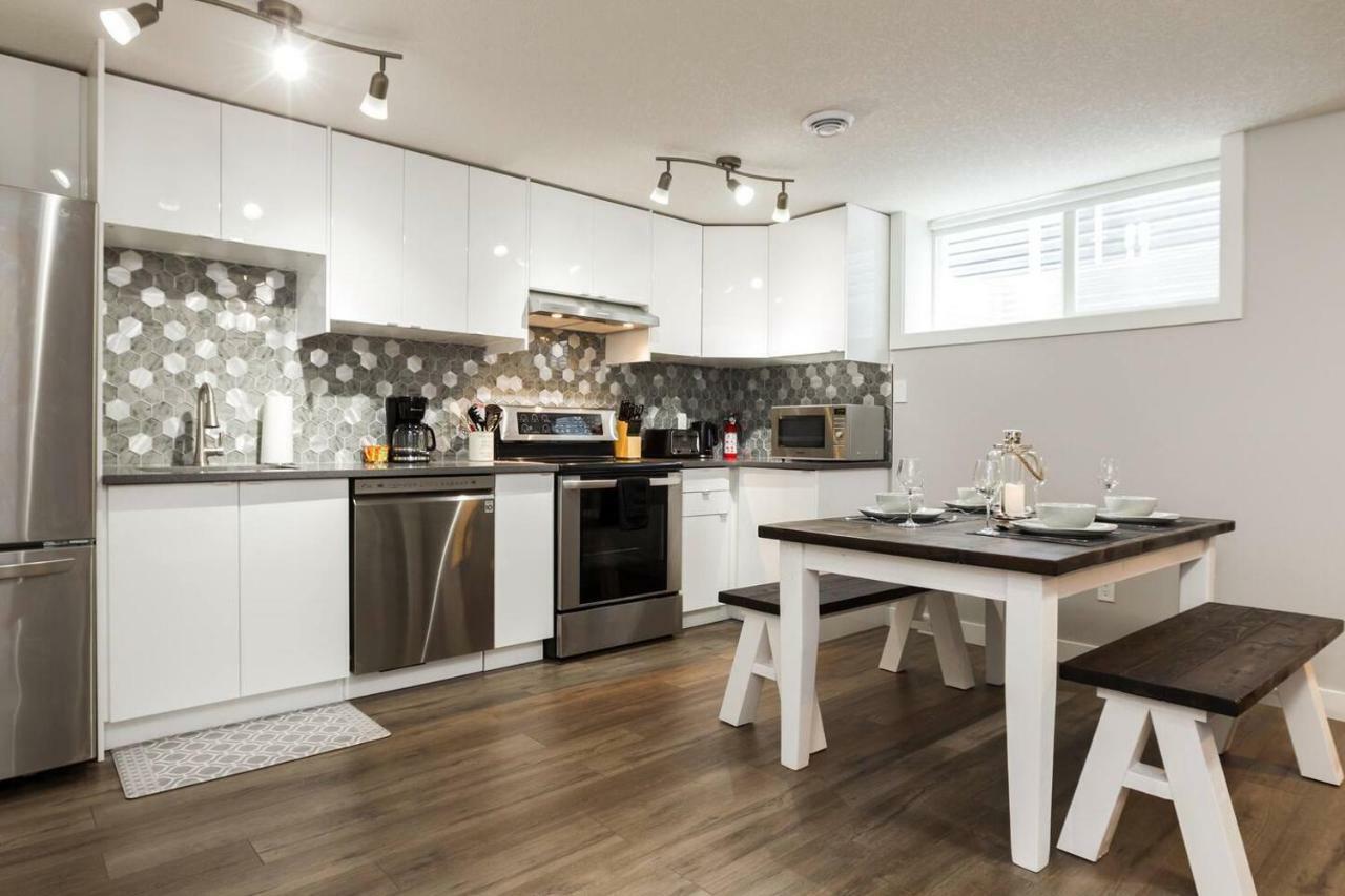 Modern Executive Suite I Complimentary Netflix & Parking! Эдмонтон Экстерьер фото