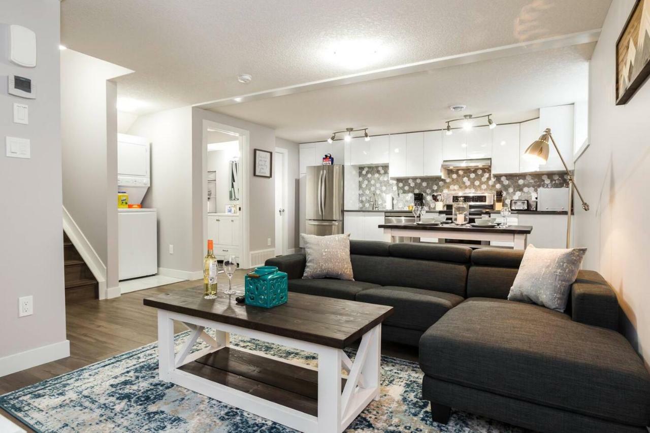Modern Executive Suite I Complimentary Netflix & Parking! Эдмонтон Экстерьер фото