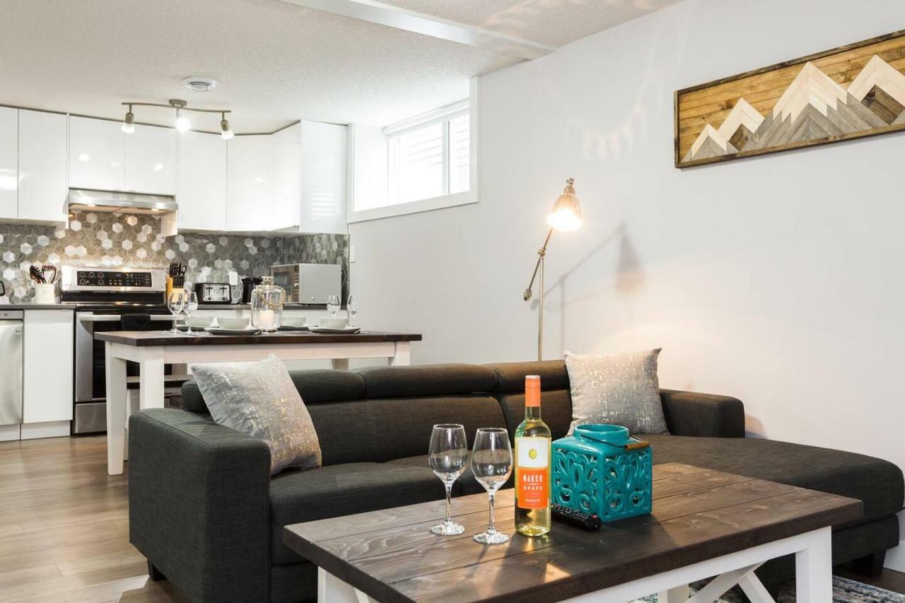 Modern Executive Suite I Complimentary Netflix & Parking! Эдмонтон Экстерьер фото