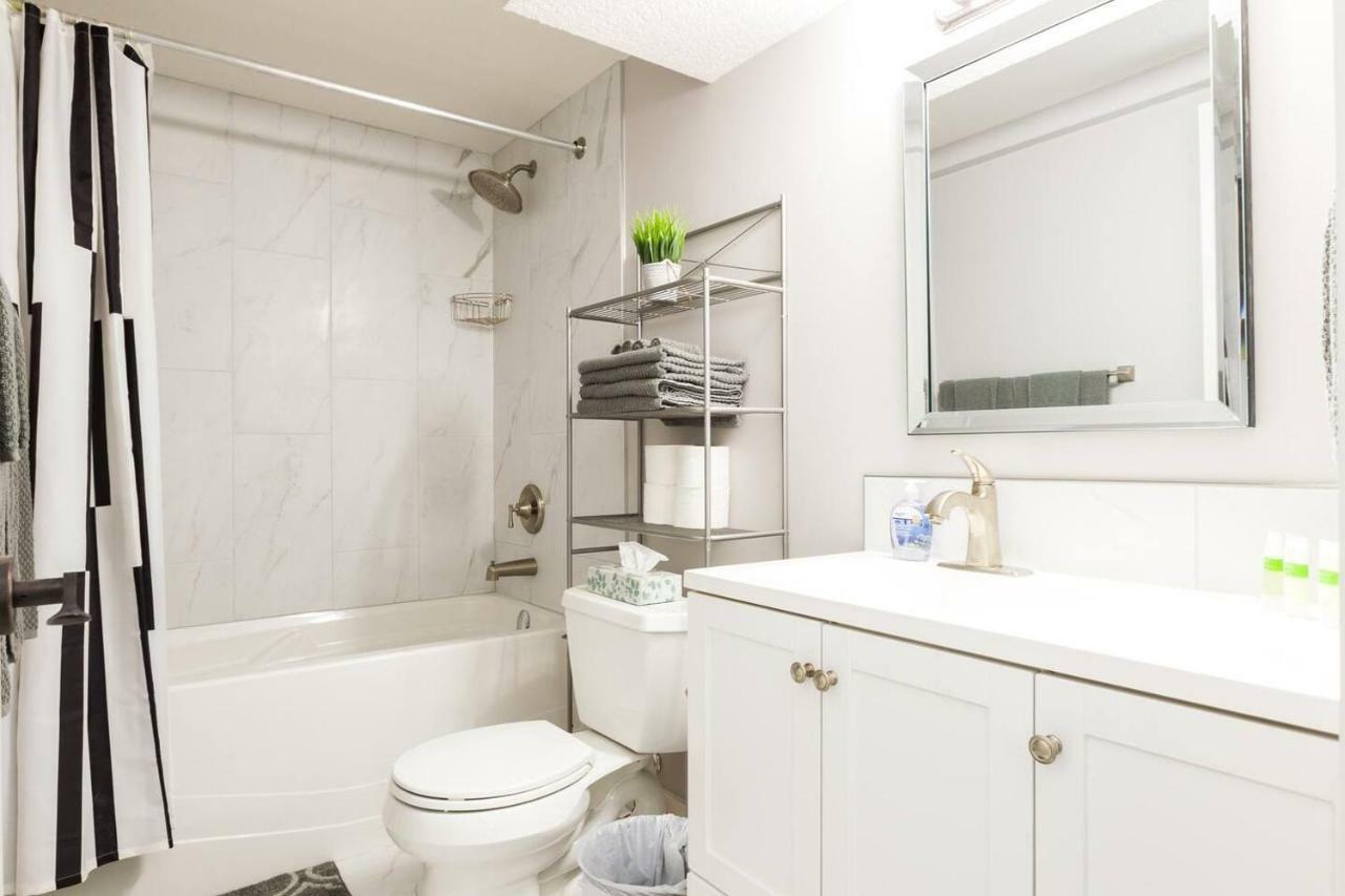 Modern Executive Suite I Complimentary Netflix & Parking! Эдмонтон Экстерьер фото
