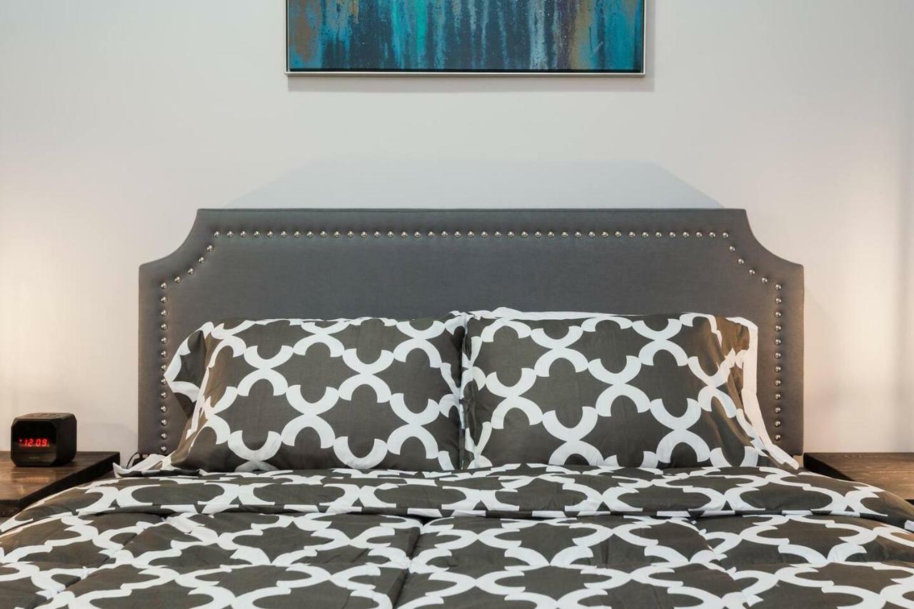 Modern Executive Suite I Complimentary Netflix & Parking! Эдмонтон Экстерьер фото