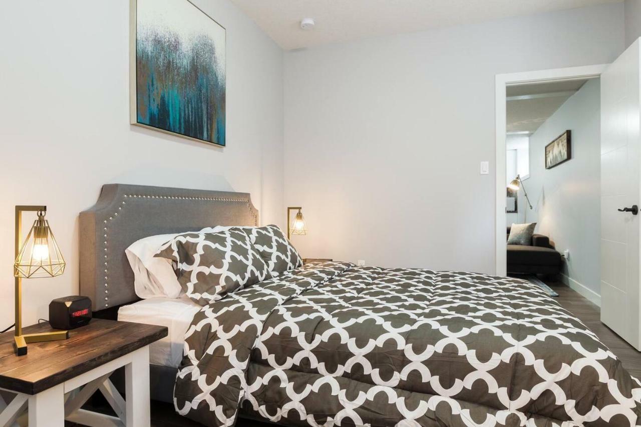Modern Executive Suite I Complimentary Netflix & Parking! Эдмонтон Экстерьер фото