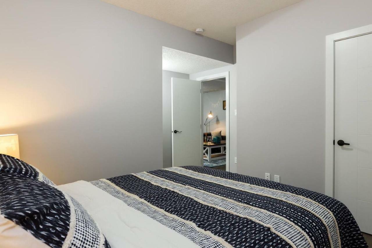 Modern Executive Suite I Complimentary Netflix & Parking! Эдмонтон Экстерьер фото