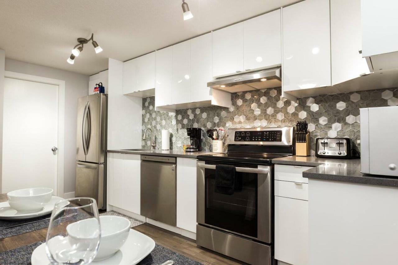 Modern Executive Suite I Complimentary Netflix & Parking! Эдмонтон Экстерьер фото