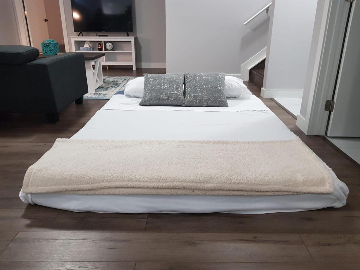 Modern Executive Suite I Complimentary Netflix & Parking! Эдмонтон Экстерьер фото